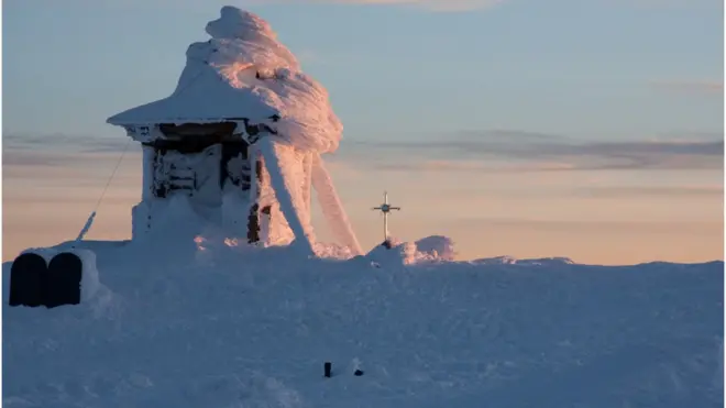 Гора Поп Иван одна из шести "двухтысячников" в украинских Карпатах. С августа 2016 года в старой обсерватории на горе действует Черногорский поисково-спасательный пост. Фото Serjo Pozdnykov для ВВС Украина