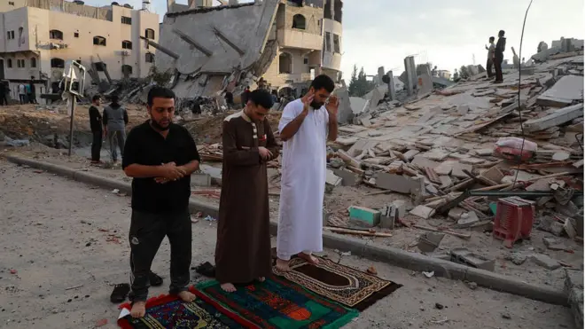 Warga Gaza salat Idul Fitri di seputar reruntuhan bangunan.