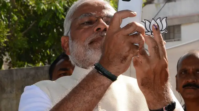 وزیر اعظم نریندر مودی اپنے سیلفی لینے کے شوق کے لیے کافی مشہور ہیں