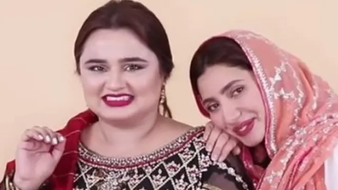 ماہرہ خان اور فائزہ سلیم (تصویر بشکریہ میشن)