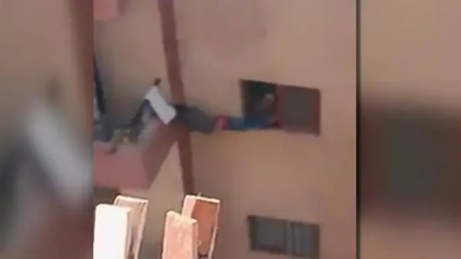 خضعت أم مصرية لتحقيق جنائي بعد إيقافها على خلفية إجبار طفلها، البالغ من العمر ثلاثة عشر عاما، على القفز لشرفة شقتهم من نافذة مجاورة بالطابق الثالث