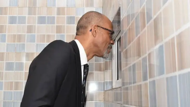 Commissioner of health Prof. Akin Abayomi dey check on lassa fever patient wey dey isolation for d lagos teaching hospital