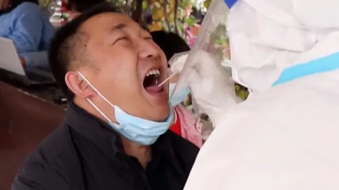 新疆人接受强制检测