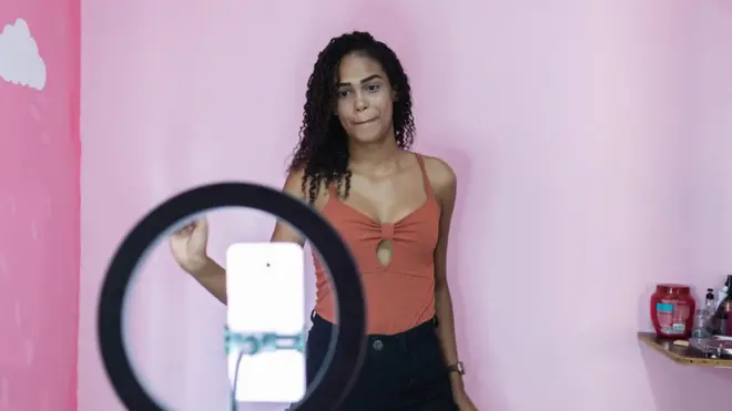 женщина снимает свой танец