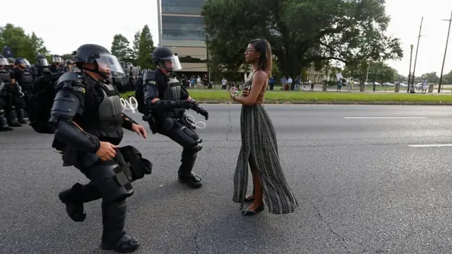 ABD'deki siyah hakları protestolarında polislerin karşısına dikilen Ieshia Evans