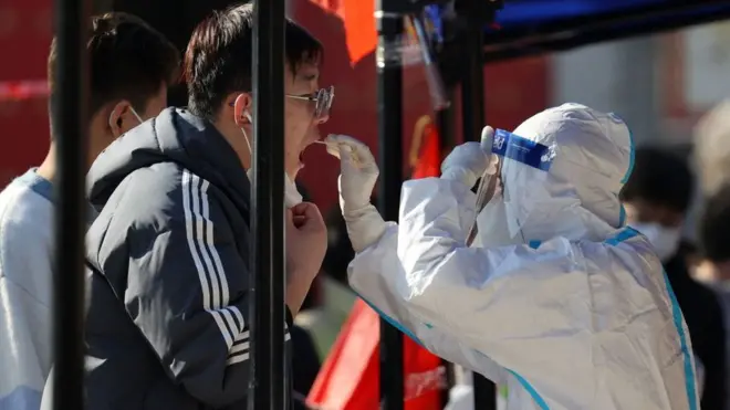 فحص شخص في الصين