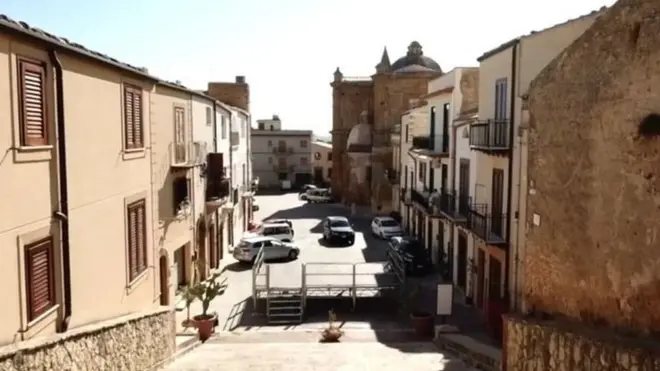 گاؤں میں پرانے خستہ حال مکانوں کو تقریباً ایک یور میں فروخت کرنے کی سکیم