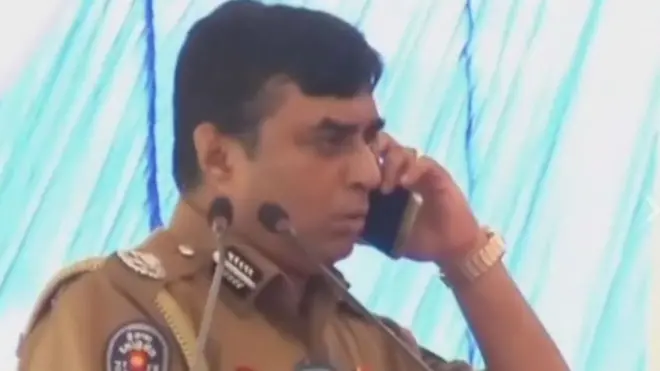 පොලිස්පති සහ 'සර්': පොලිස් කොමිසමේ විශේෂ රැස්වීමක්