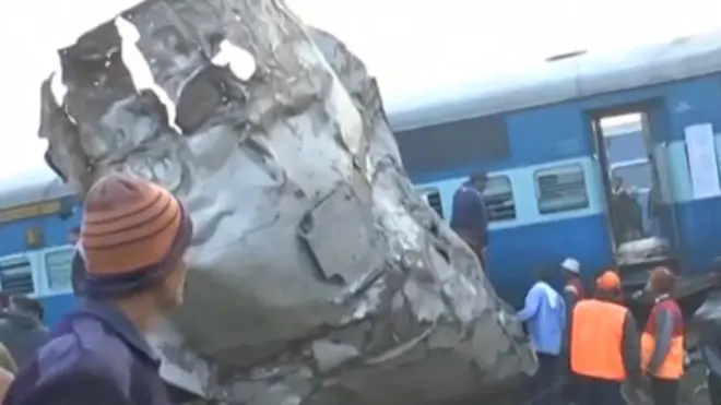 Insiden yang menimpa para penumpang Kereta Ekspres Indore-Patna terjadi sesaat setelah pukul 03.00 dini hari waktu setempat.