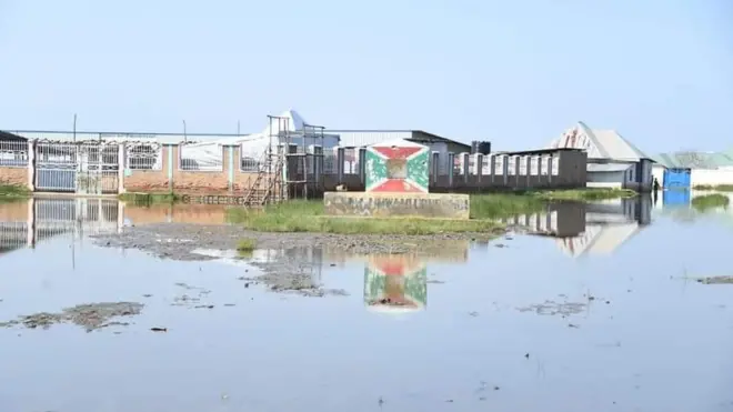 Vyinshi mu bikorwa vy'ingenzi, uburiro n'amahoteri ku nkengera z'ikiyaga Tanganyika i Bujumbura ubu yarugaye kuko amazi yashwaye ibibanza yakorerwamwo