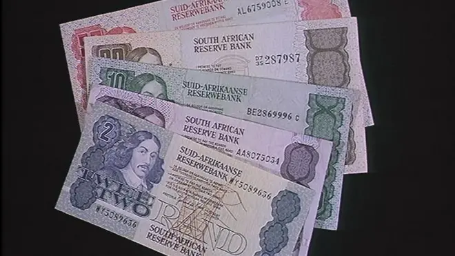 Seorang mahasiswi di Universitas Walter Sisulu mestinya mendapat pinjaman 1.400/bulan namun ketibaan 14 juta rand di rekeningnya.