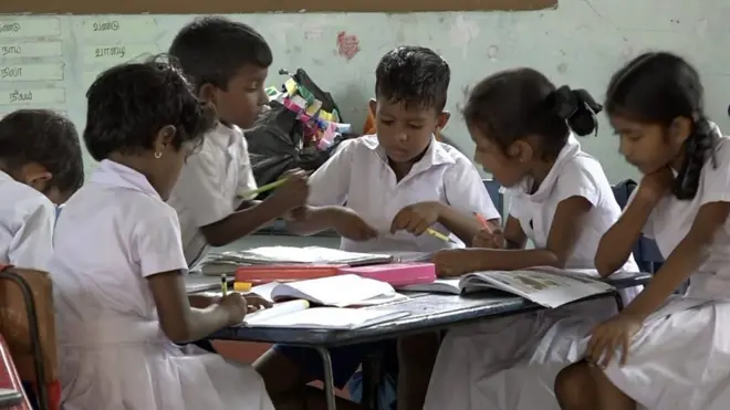 අධ්‍යාපනය ; ''බස් එකේ ඉස්කෝලේ යන්න දවසට රුපියල් 600ක් විතර ඕනා.''