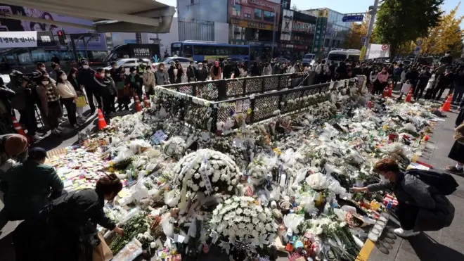 2일 오후 서울 용산구 이태원 참사현장 앞에 마련된 추모공간을 찾은 많은 시민들이 추모를 하고 있다