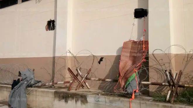 กำแพงทำจากอิฐบล็อกซึ่งชาวอุยกูร์สามารถเจาะเพื่อหลบหนีออกไปได้จากห้องกัก ที่ตรวจคนเข้าเมือง อ.สะเดา