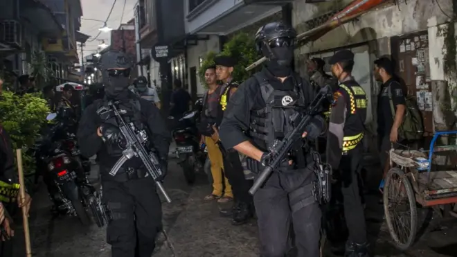 Selama Desember 2017, setidaknya Densus 88 menangkap 20 terduga teroris di berbagai daerah, termasuk Surabaya, seperti yang tampak pada foto tanggal 9 Desember ini.