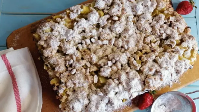 пиріг з ревенем та полуницею