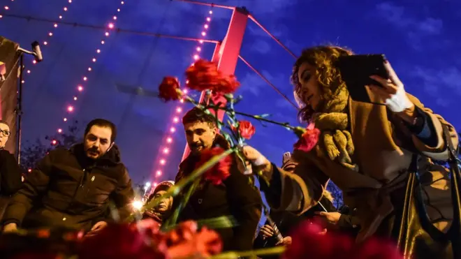 Reina saldırısı sonrasında gece kulübünün önüne karanfil bırakanlar.