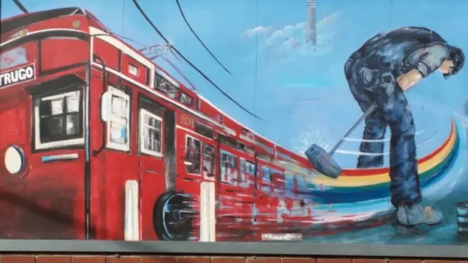 Un mural del artista Peter McMahon se encuentra en la sede del club Yarraville en Melbourne.