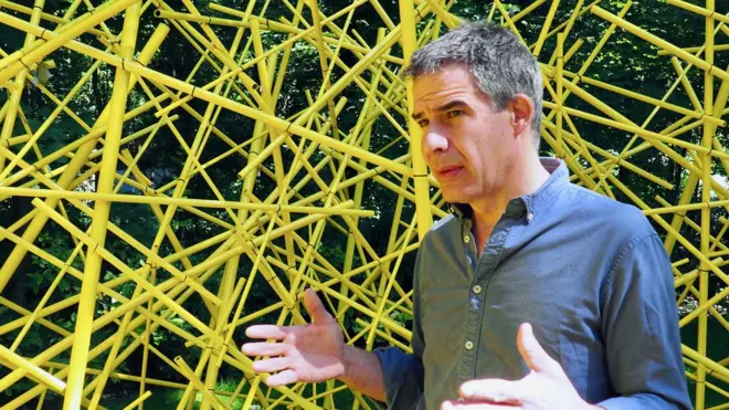 Ricardo Cárdenas reproduce los efectos de la desforestación en la Amazonia con sus esculturas