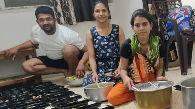 अक्षय और उनकी टीम