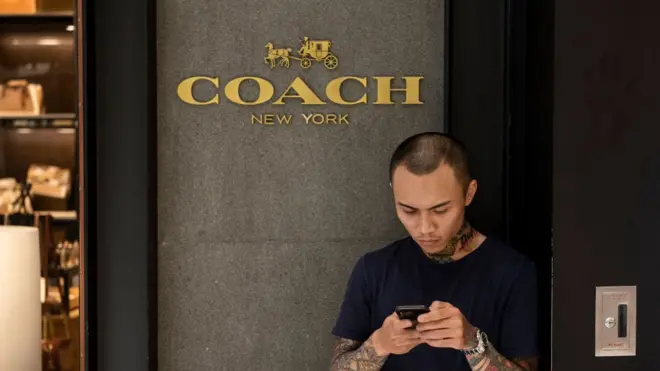 知名時尚品牌Coach因將台灣和香港單獨列為國家，在中國引發抗議。