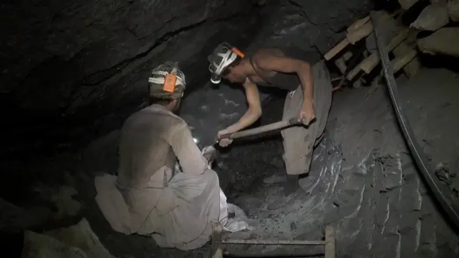 د څلورو ایسارو کارګرو د ژغورلو هڅه کېږي.