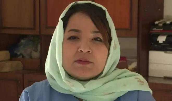 ผู้หญิงสวมผ้าคลุมผม