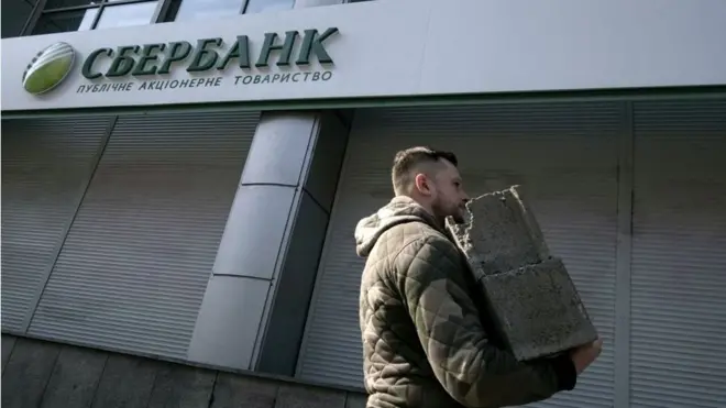 Цього тижня активісти в центрі Києва заблокували роботу центрального ‎відділення "Сбербанка России", заклавши вхід цеглою.