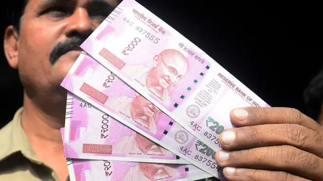 નોટ સાથે લોકો