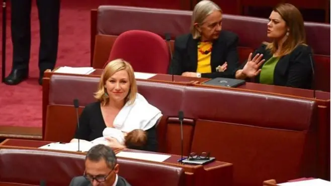 ඔස්ට්‍රේලියානු සෙනේට් සභා මන්ත්‍රීනි ලරිසා වෝටර්ස් සබාගැබ තුළ සිය බිළිඳාට මව්කිරි දෙමින්