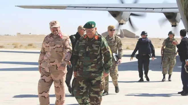 عبدالله حبیبی، وزیر دفاع (دارای کلاه سبز)، عبدالرحمان رحیمی، معاون وزیر کشور (در کنار آقای حبیبی) با فرمانده ناتو روز شنبه وارد هلمند شدند