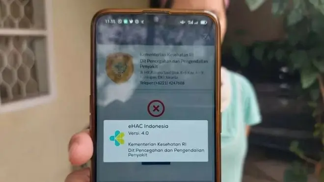 Warga menunjukkan aplikasi eHAC.