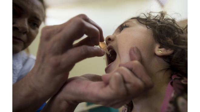 Criança toma vacina