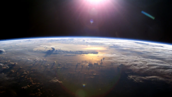 ภาพถ่ายจากสถานีอวกาศนานาชาติเผยให้เห็นชั้นบรรยากาศของโลก ขณะดวงอาทิตย์ตกเหนือมหาสมุทรแปซิฟิก