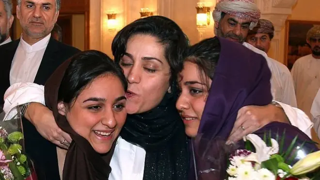 شهرزاد ميرقليخان تتوسط ابنتيها التوأم في أعقاب إطلاق سراحها من سجن بالولايات المتحدة في أغسطس/آب 2012