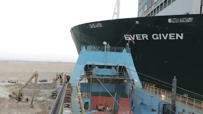 Почему спасение "Эвер Гивен" заняло шесть дней и при чем тут сигареты?