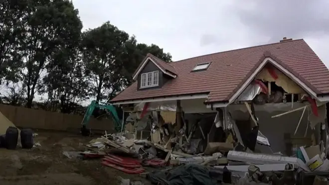 عامل بناء في بريطانيا يصور نفسه وهو يدمر 5 منازل جديدة بسبب خلاف حول أجره.