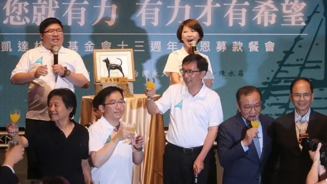 陈水扁参加募款餐会，以“擦边球”方式，站上小木箱讲话