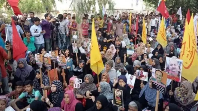 ځايي شیعه ګانو د ولسمشر عارف علوي کور مخې ته پرلت کړی و