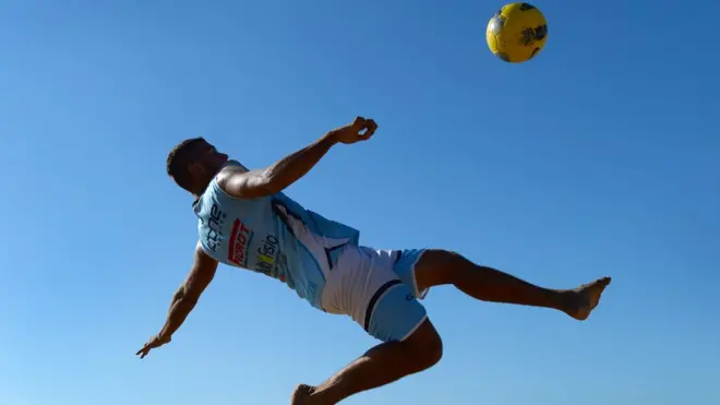 Los primeros testimonios de la acrobacia más hermosa del fútbol datan de finales del siglo XIX en un puerto de Perú.