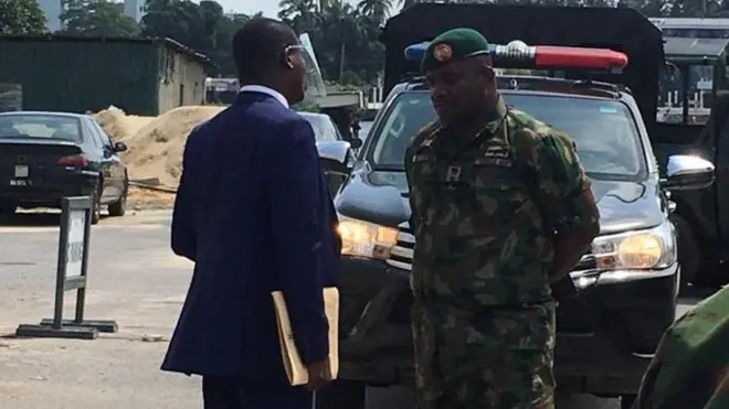 Ebun Adegburuwa dey follow di soldier tok.