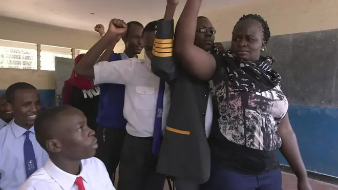 منظمة كينية تدرب آلاف المراهقين بالأحياء الفقيرة في نيروبي على كيفية حماية النساء من العنف.