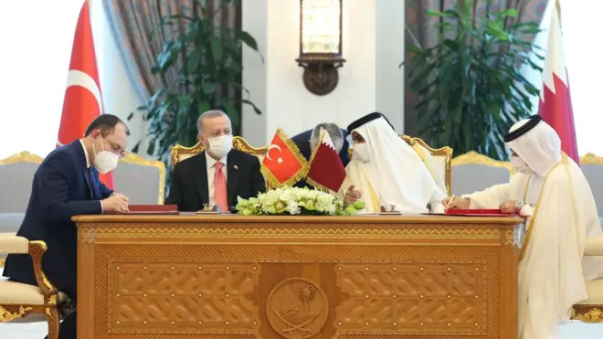Erdoğan ve Katar emiri anlaşma masasında oturuyor