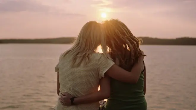 однополая пара и закат