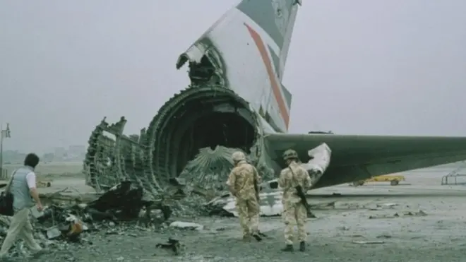 Después de que desembarcaron los pasajeros y la tripulación el avión fue destruido en la pista.