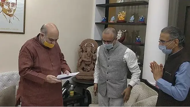 गृहमंत्री अमित शाह को अपनी जांच रिपोर्ट सौंपते ट्रस्ट के सदस्य