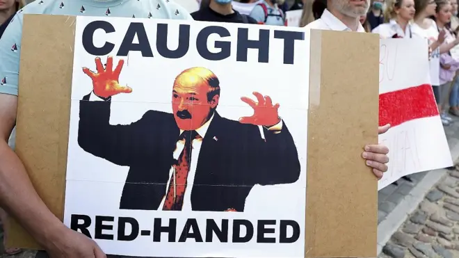 "Пойман с поличным". Плакат на демонстранции у одного из посольств Беларуси в странах ЕС