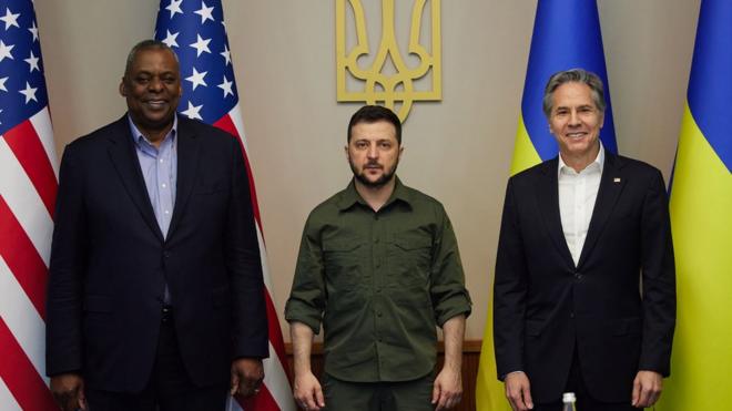 นายลอยด์ ออสติน (ซ้าย) และ นายแอนโทนี บลิงเคน (ขวา) ขณะเข้าพบผู้นำยูเครน
