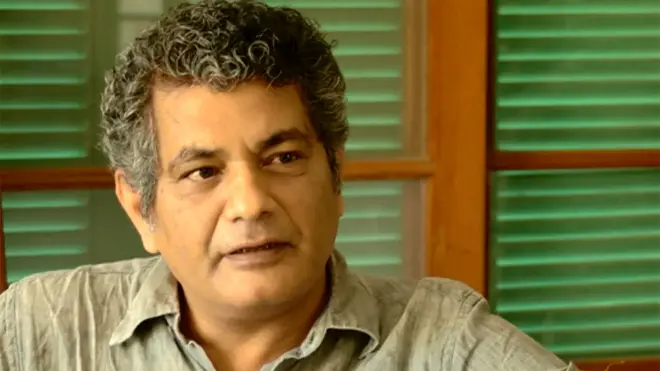 محمد حنیف کے مطابق جمہوریت کا کم از کم یہ فائدہ ہے کہ اگر ہمارے رہنما اور سیاست دان بات کرتے ہوئے ڈرتے ہیں تو عام لوگ، طلبہ، اساتذہ، یا کچھ لوگ جنھیں آپ سول سوسائٹی کہتے ہیں، وہ اس پر خاموش رہنے کو تیار نہیں