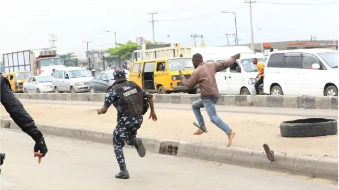 Police dey chase protester